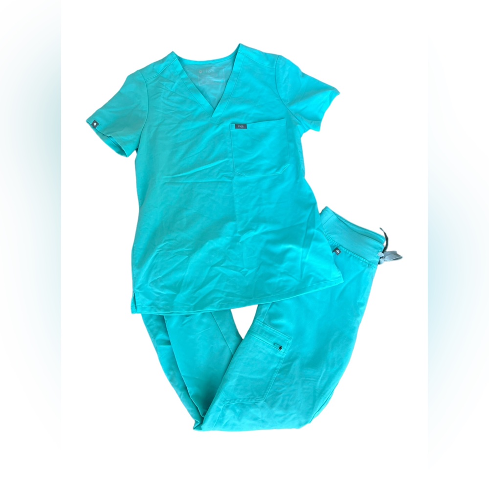 FIGS technical collection. Fresh Aqua Set. XS top and XS/T Zamora Joggers.